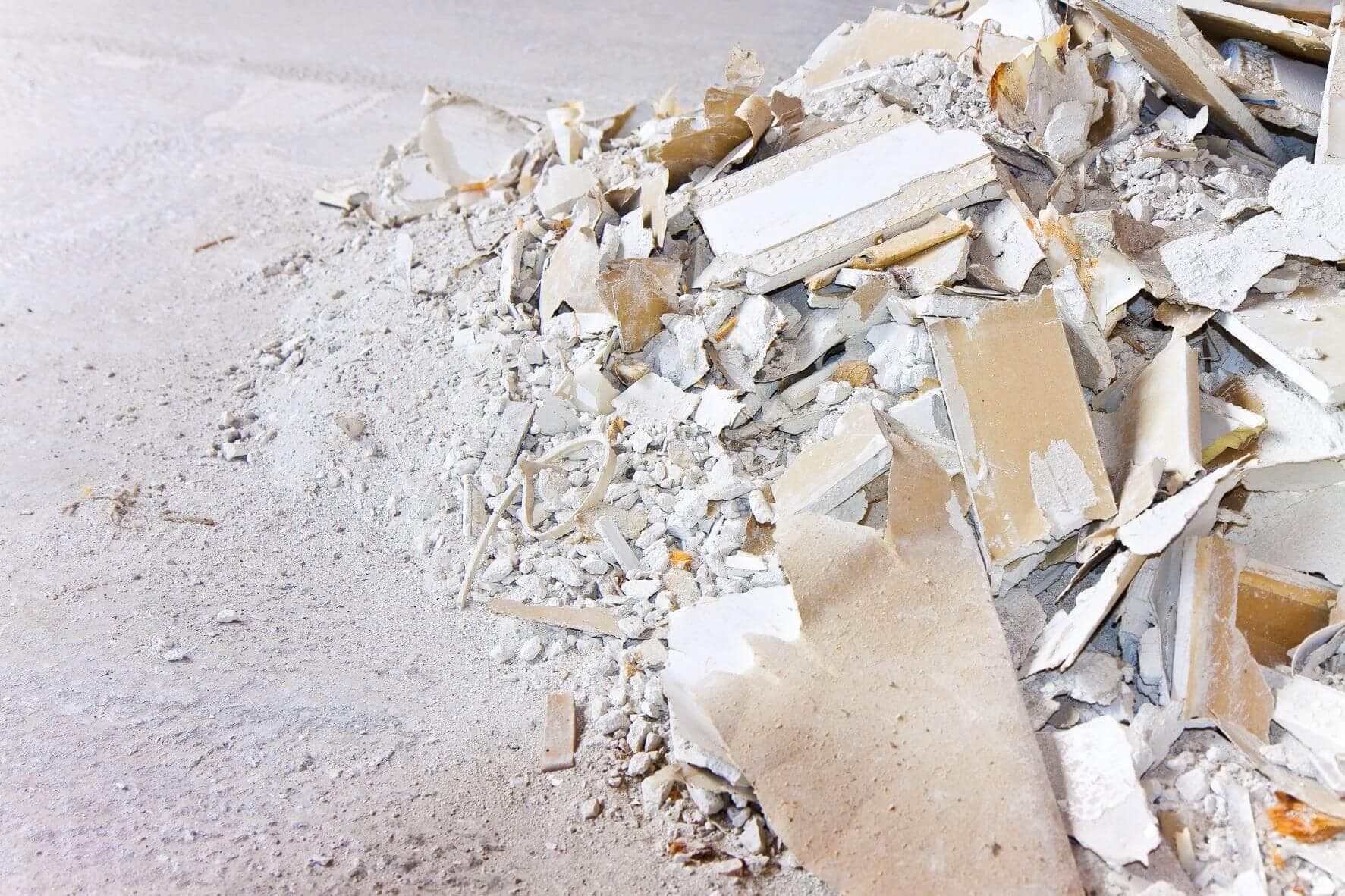 Mur en plâtre démoli